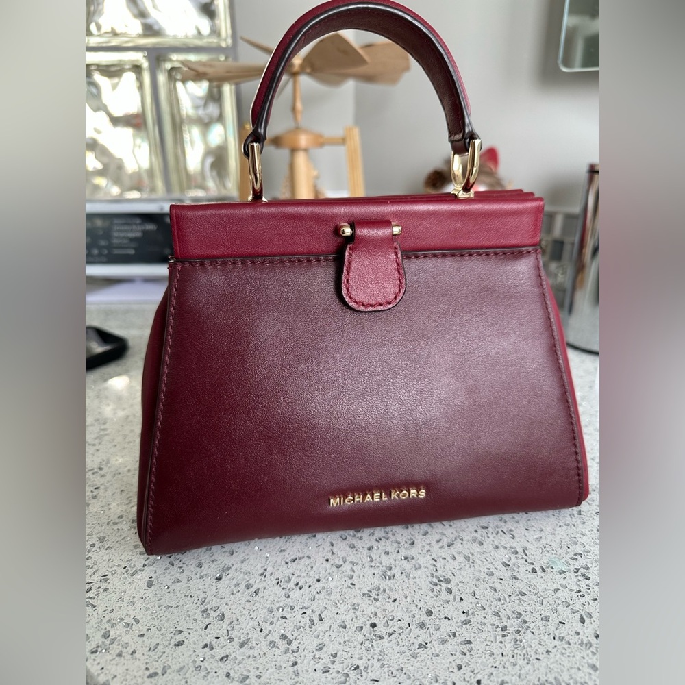 EUC Michael Kors bag with adjustable strap